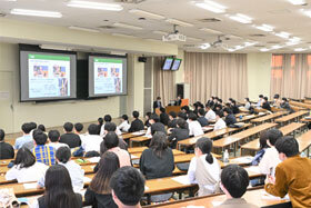 写真：卒業研究発表会の様子