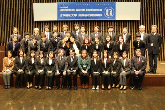 写真：国際福祉開発学部集合写真