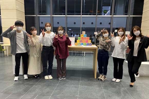 写真:笑顔でピースサインしている集合写真