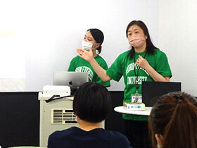 写真:仕事内容の紹介をする田中真由美助教と閏間詩音梨さん