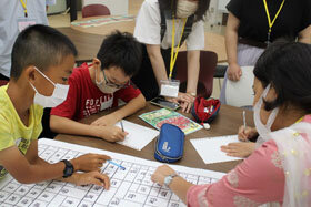 写真：勉強をする小学生たち