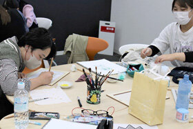 写真:版作りに取り組む学生たちの様子1