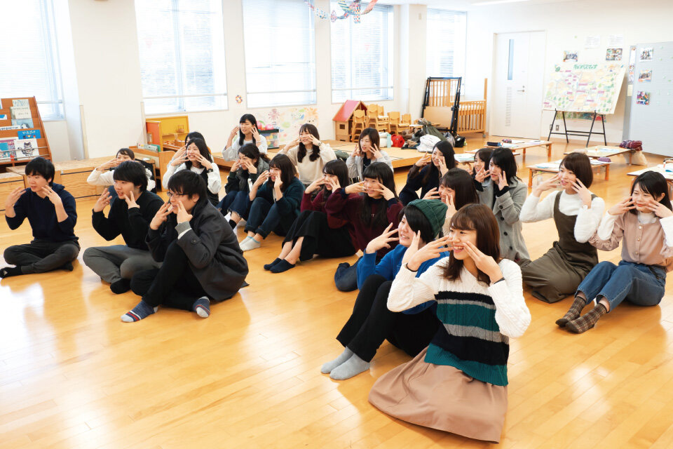 写真：保育実習室での実習風景