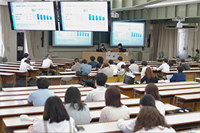 写真：報告会の様子1