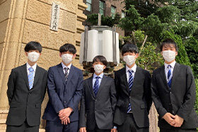 写真：名古屋市役所本庁前で撮影する5人