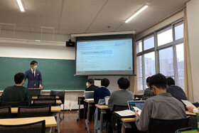 写真：教壇に立つ愛知県の職員の方