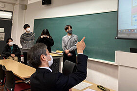 写真：発表を愛知県の職員の方に講評いただく様子
