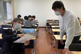 写真：愛知県の職員の方に質問する学生の様子