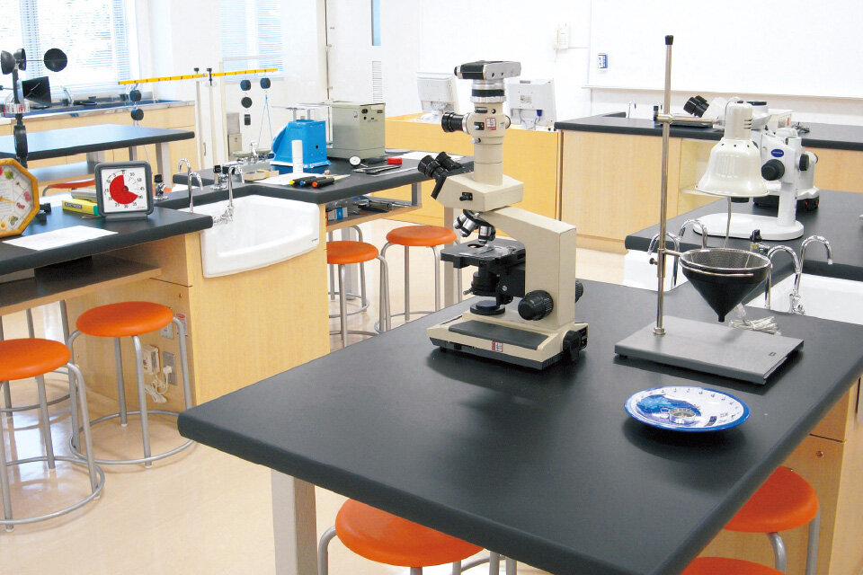 写真：理科実験室。テーブルの上に機器が置かれている