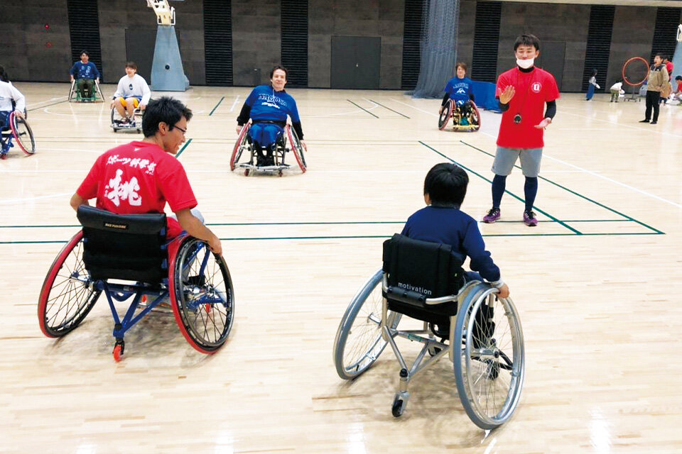 写真：スポーツ指導をしている風景