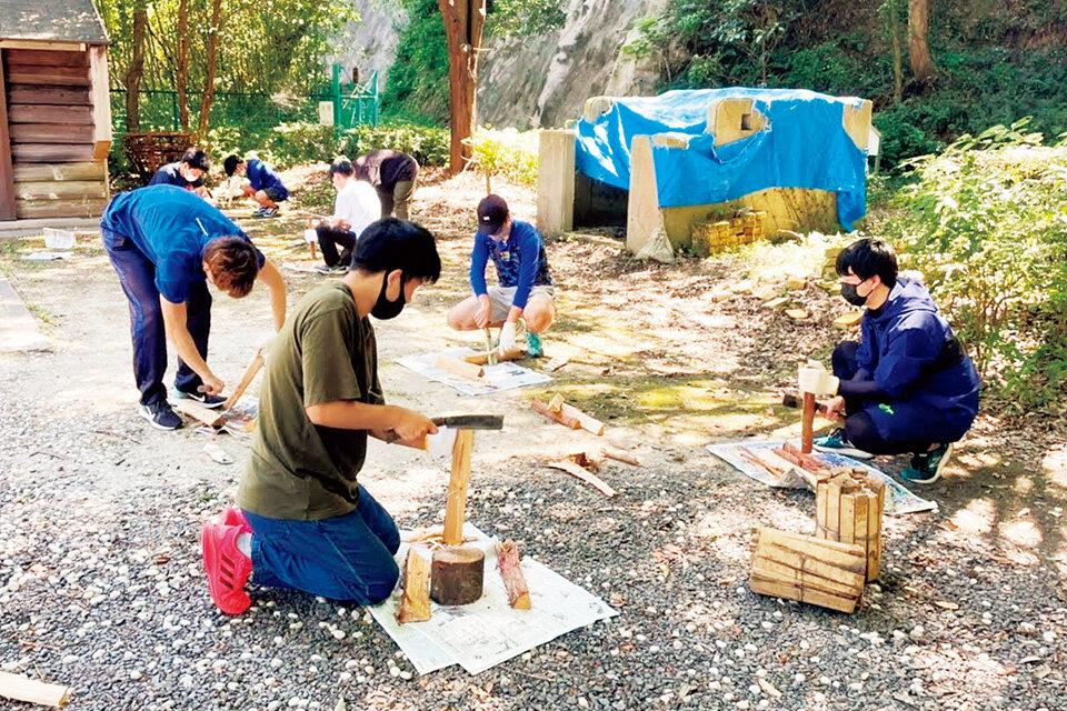 写真：野外運動（キャンプ）薪割りをしています