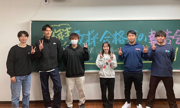 今回報告してくれた学生の集合写真