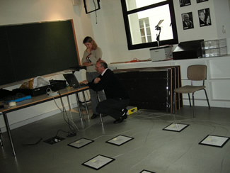 �������i